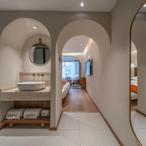 Deluxe Double Room Bath